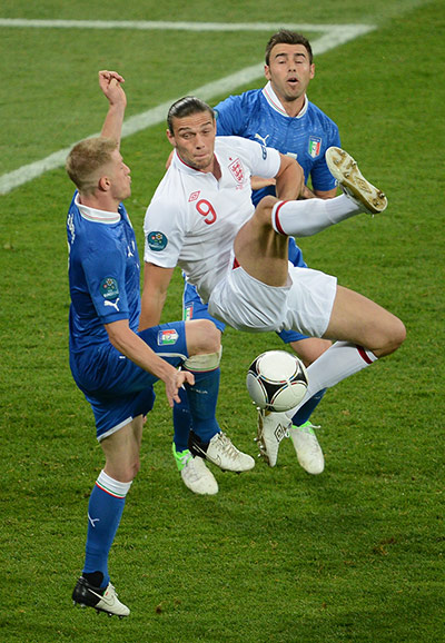 sport11: English forward Andy Carroll (C) vies wi