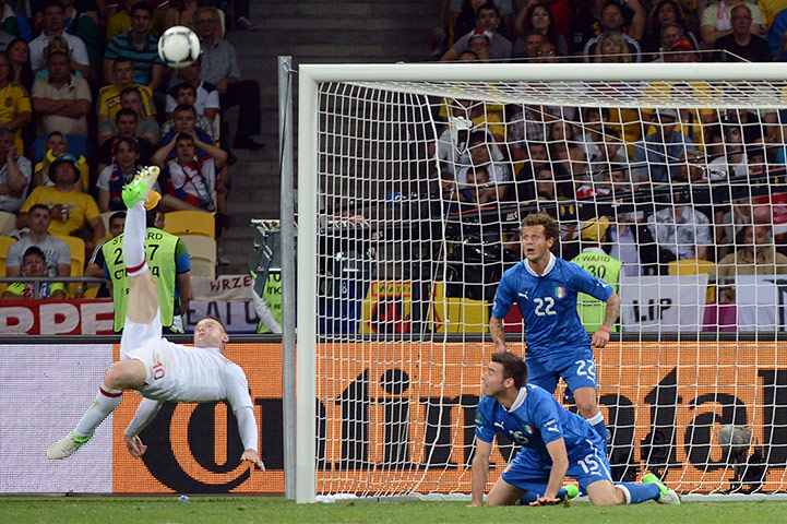 sport13: English forward Wayne Rooney (L) perform