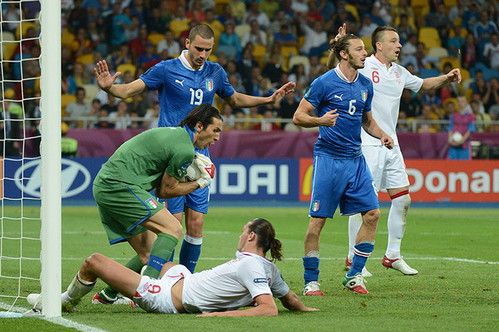 sport14: Italian goalkeeper Gianluigi Buffon catc