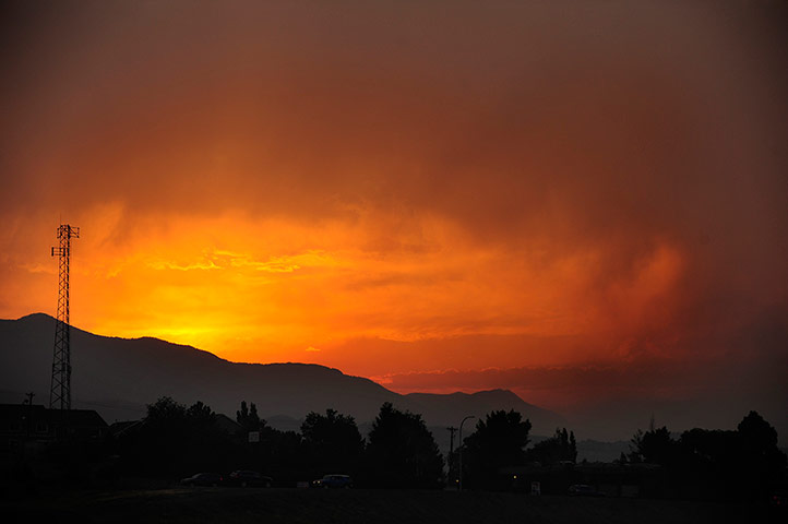 24 hours: Colorado, US: The sun sets as a wildfire continues to burn