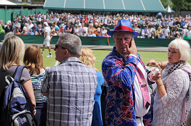 Wimbledon day 1: Man applying sun cream