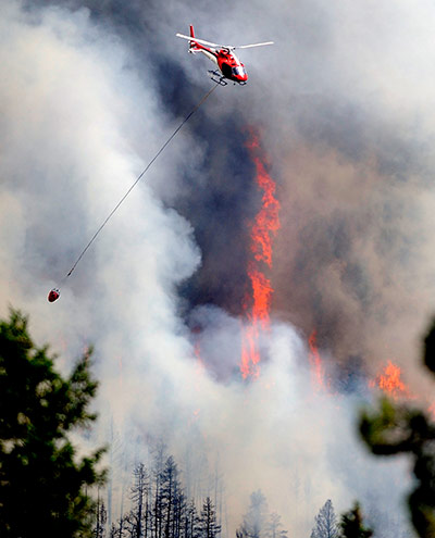 Wildfires in Colorado: A firefighting helicopter flies above the Flagstaff fire west of Boulder