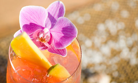 A Singapore sling cocktail