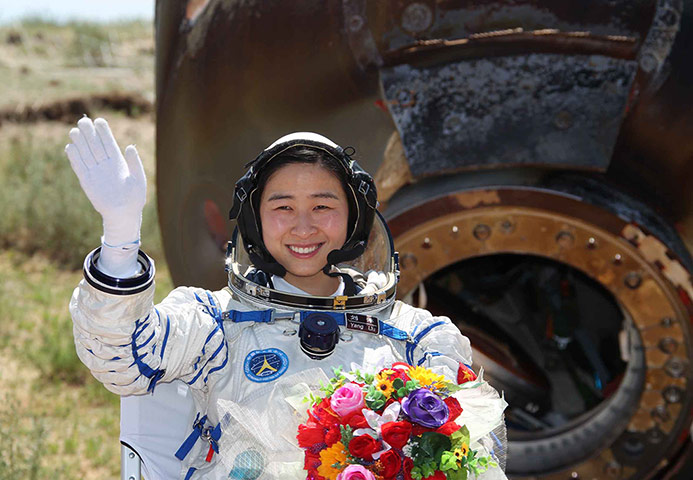 Picture desk live: China's Shenzhou-9 Spacecraft Returns