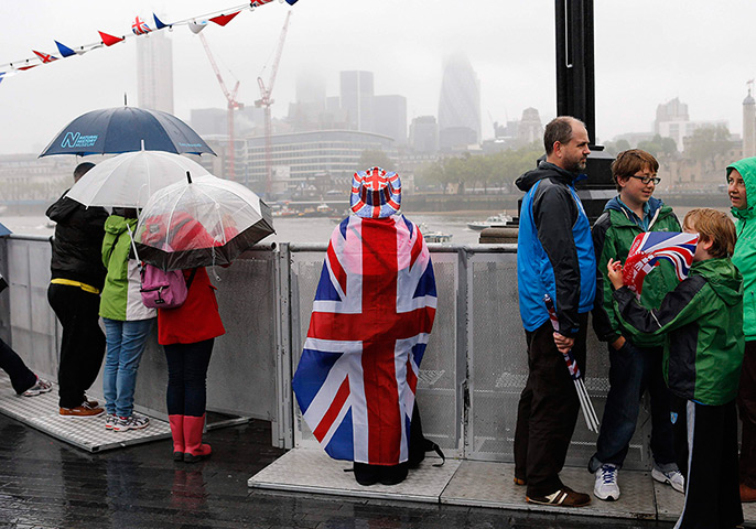 Jubilee pageant: Spectators gather near Tower Bridge