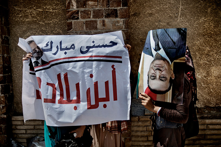 Mubarak trial: Pro-Mubarak demonstrators stand in front of the courthouse