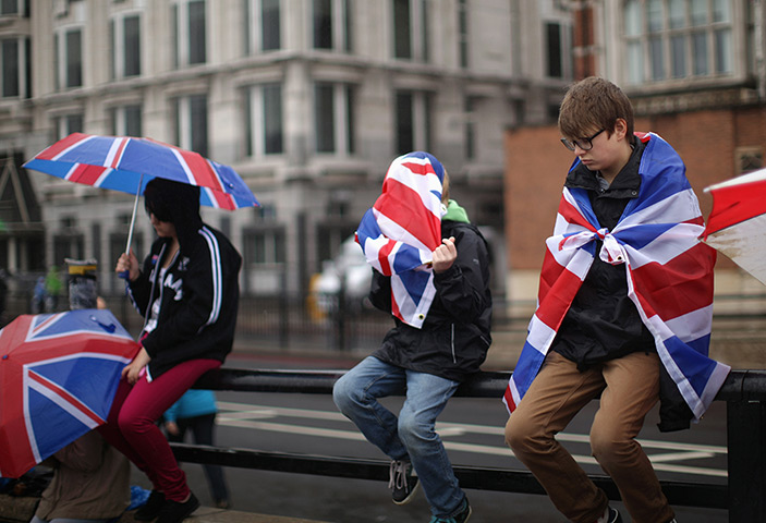 Jubilee pageant update: Revellers arrive early to secure their position near Blackfriars Bridge