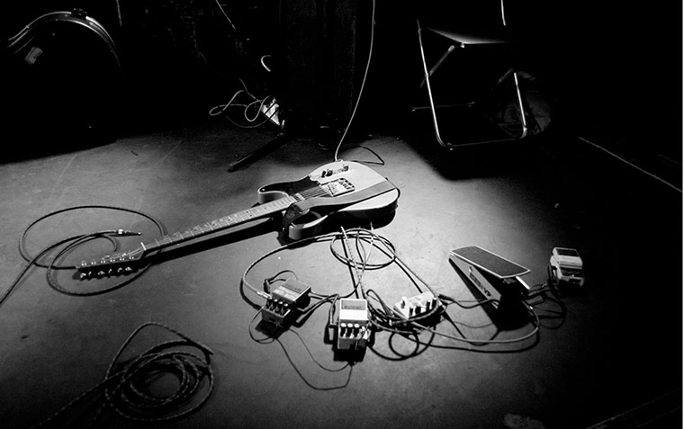 Readers gig pix: Richmond Fontaine, pedals and guitar and leads