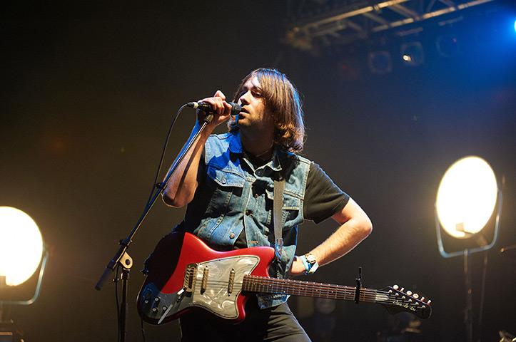 field day and apple cart : Justin Young of The Vaccines at Field Day