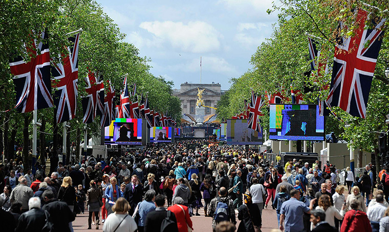 Diamond Jubilee day 2: Crowds gather on The Mall ahead of a concert at Buckingham Palace in London