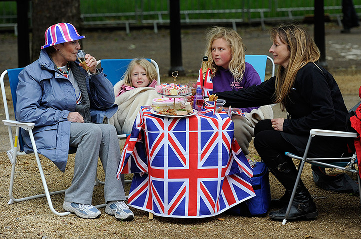 Diamond Jubilee day 2: Grandmother Cathy Hanc sits with her family on the Mall 