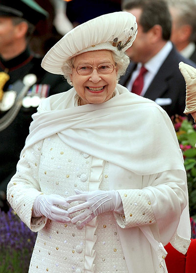 Jubilee fashion: The Queen at the jubilee river pageant