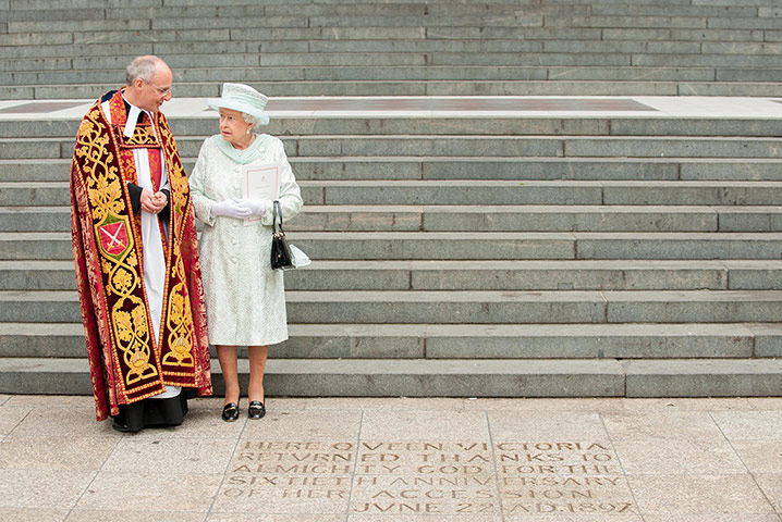 Service Of Thanksgiving: The Queen views an inscription at the foot of the steps of St Paul's