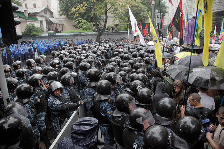 24 hours: Kiev, Ukraine: Ukrainian riot police separate opponents and advocates