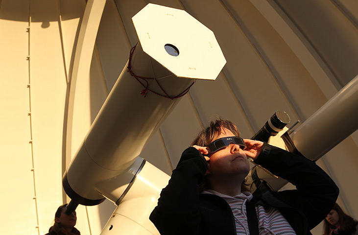Transit Venus : A woman uses special glasses at the Vienna Urania observatory 