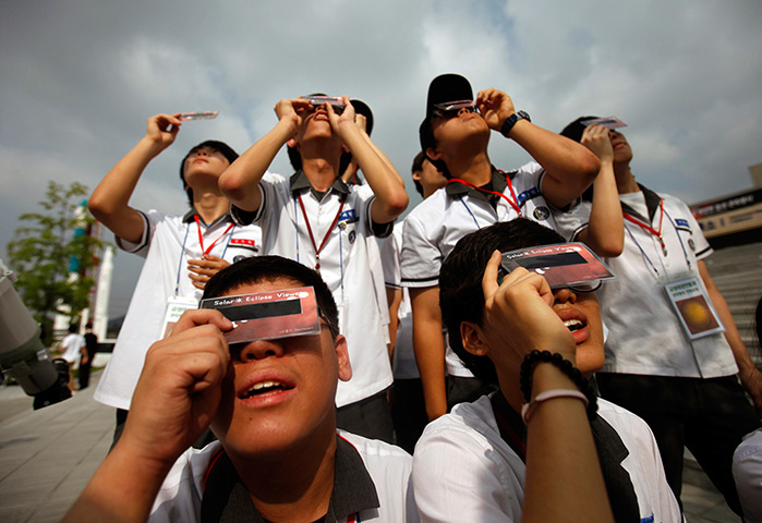 Transit Venus : South Korean middle school students using solar viewers