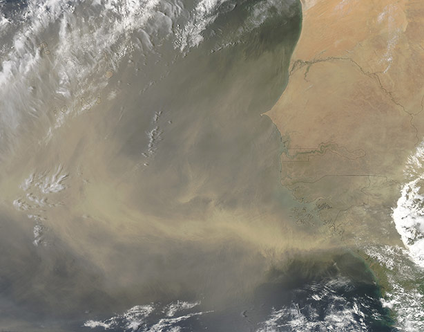 Satellie Eye on Earth: Dust from Africa was still blowing westward 