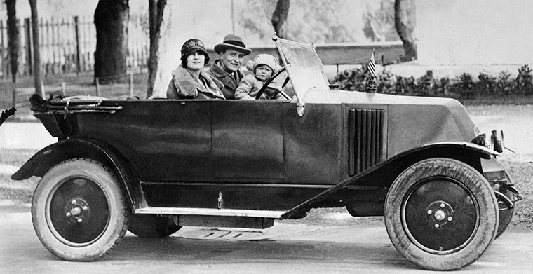 Gatsby: The Fitzgeralds Going for a Drive