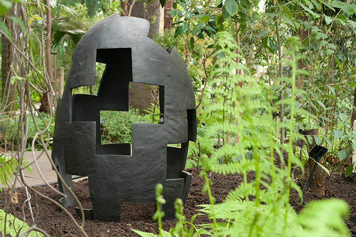 David Nash: Crossed Egg, 2002