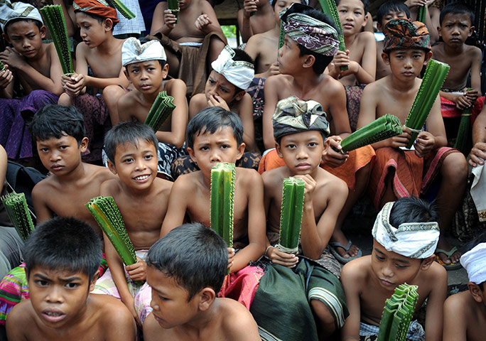24 Hours: Tenganan, Indonesia: Villagers hold thorny pandanus leaves