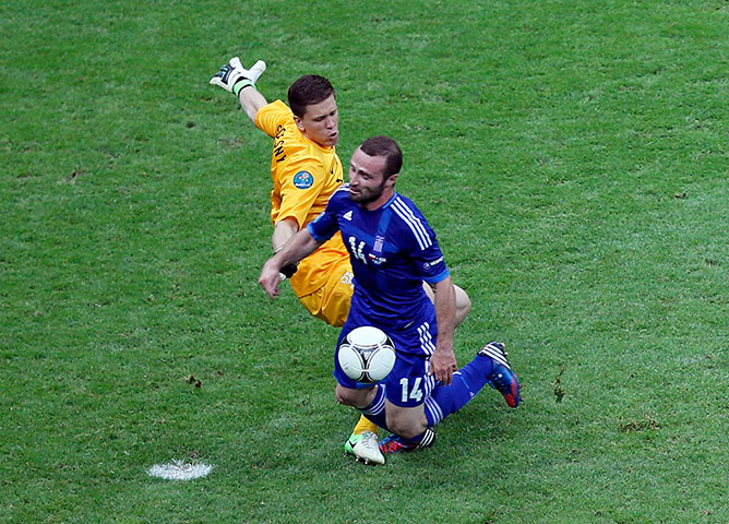 EURO2012: Poland's goalkeeper Szczesny fouls Greece's Salpingidis