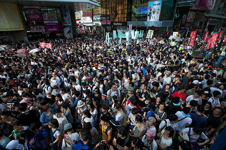 Hong Kong demonstrations: Thousands of protesters chant slogans against Leung Chun-ying