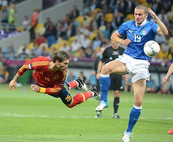 sport14: Spanish defender Sergio Ramos (L) heads