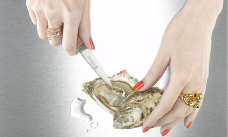 How to shuck an oyster