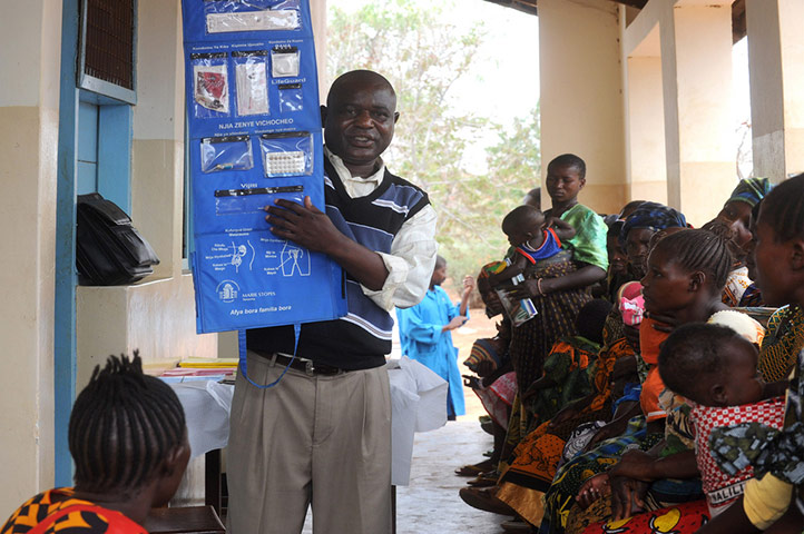 Family planning : team from Marie Stopes International in Tanzania 