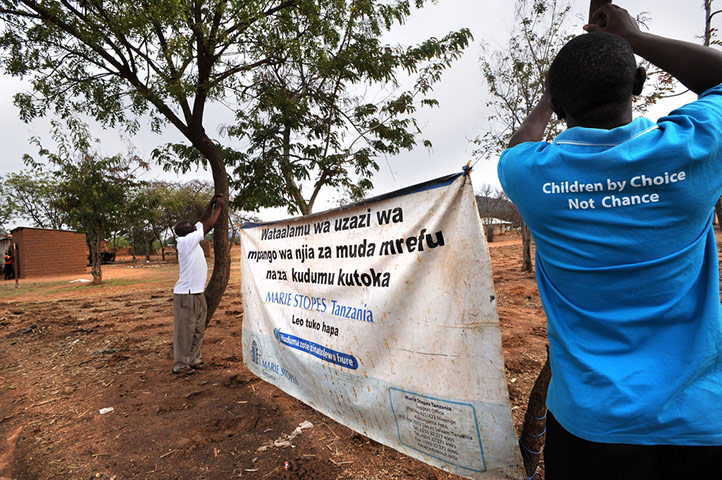 Family planning : team from Marie Stopes International in Tanzania 