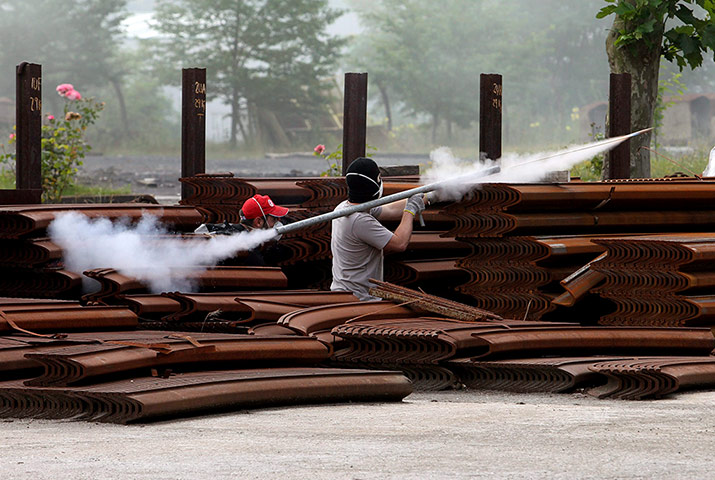 Longer view miners: Striking miners clash with police in Oviedo
