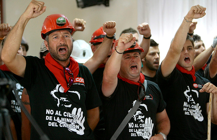 Longer view miners: Miners from Teruel raise their fists on arrival at Azuqueca de Henares