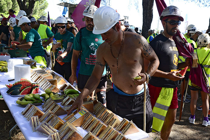 Longer view miners: Miners from Leon and Asturias are provided with food at Las Rozas