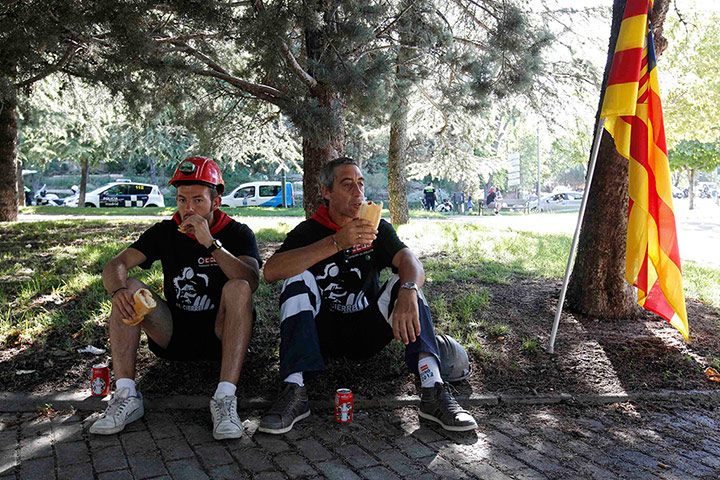 Longer view miners: Coal miners rest during the last stage of their march to Madrid