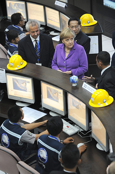Picture desk live: Anglea Merkel visits the quake and tsunami warning centre in Jakarta