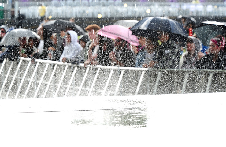 Wet festivals: The crowd during the rain at Wireless Festival