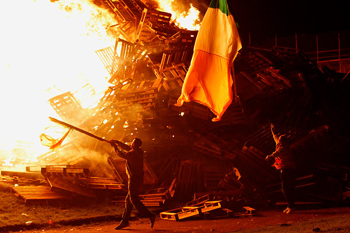 Picture Desk Live: Bonfiresi n Northern Ireland