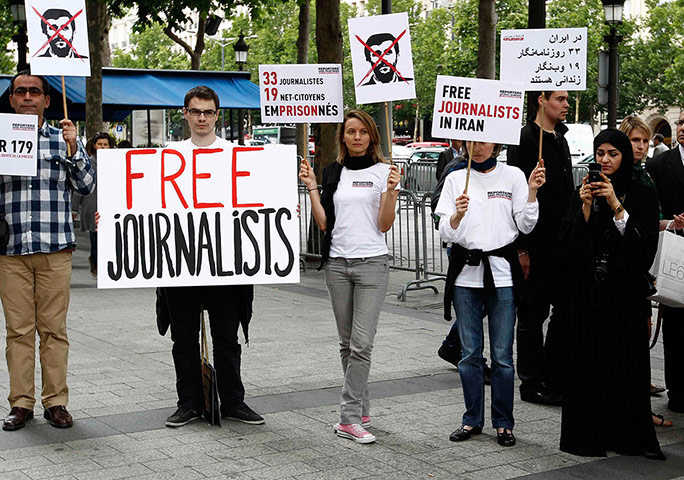 Iran reporters: Activists from RSF demonstrate