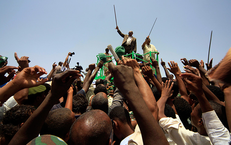 24 hours: Al-Diwaim, Sudan: Sudanese President waves to supporters at a sugar plant
