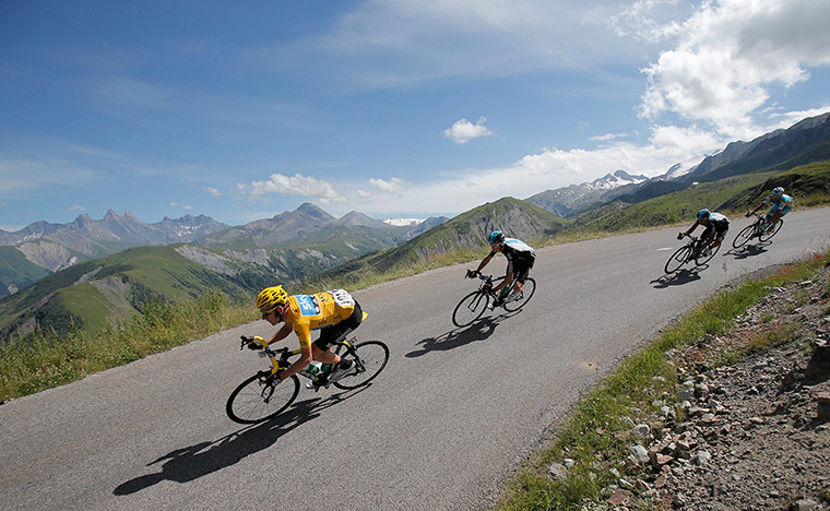 tour de france: Bradley Wiggins speeds down Croix de Fer pass