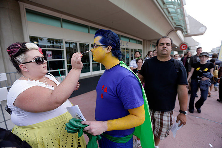 Comic con: Jenny Harlow applies makeup to Nick Bane as the wait to enter in Comic-Con