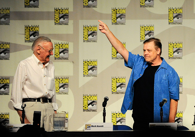 Comic con: Mark Hamill points to the crowd with Stan Lee