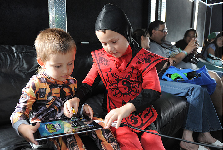 Comic con: Comic Con attendees play Zombie Burbz in WowWee's AppGear truck