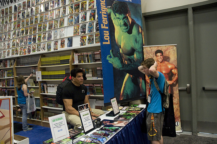 Comic con: Actor Lou Ferrigno of the Incredible Hulk fame talks with visitors