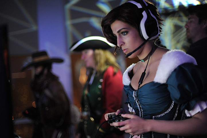 Comic con: A costumed guest plays Assassin's Creed III