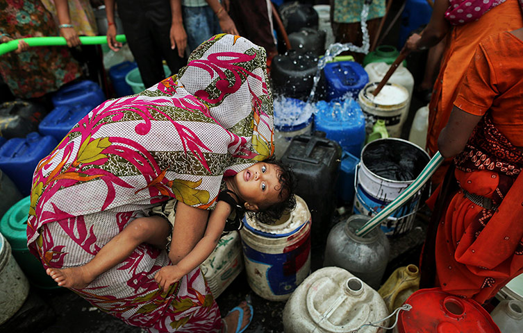 24 Hours: New Delhi, India: A woman and child