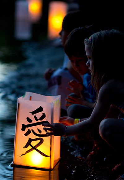 24 Hours: Massachusetts, US: Children set their lanterns afloat on Lake Hibiscus