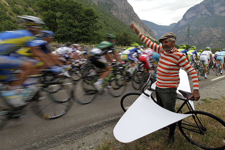 cycling: A fan, with his 1912 bicycle, cheers on