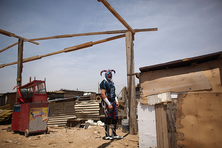 Lucha Libre, Mexico: Lucha Libre wrestler Crazy Clown waits to use a restroom