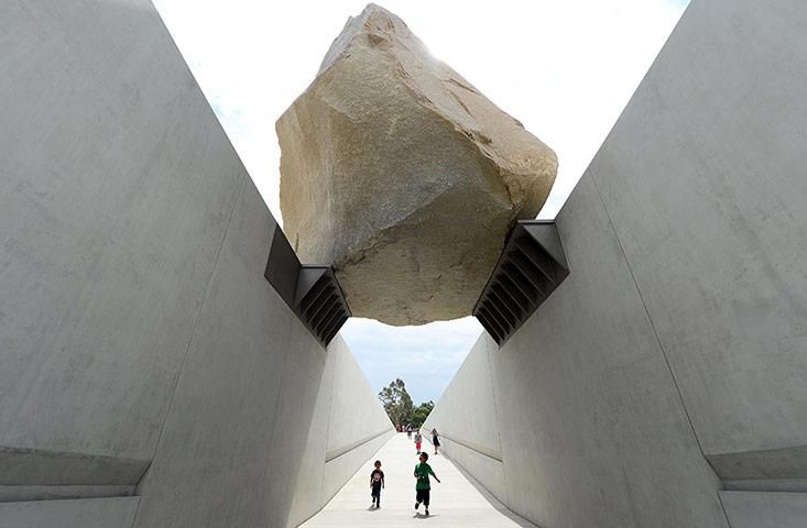 24 hours: 340-tonne granite boulder